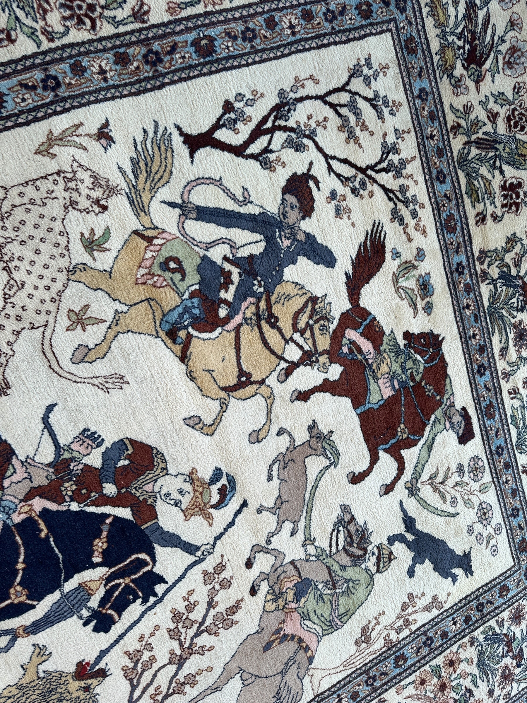 Hand-Knotted Lahore Hunting Scene Wool Rug – 8’ x 11’3” – Vintage 1950s Persian-Style Masterpiece