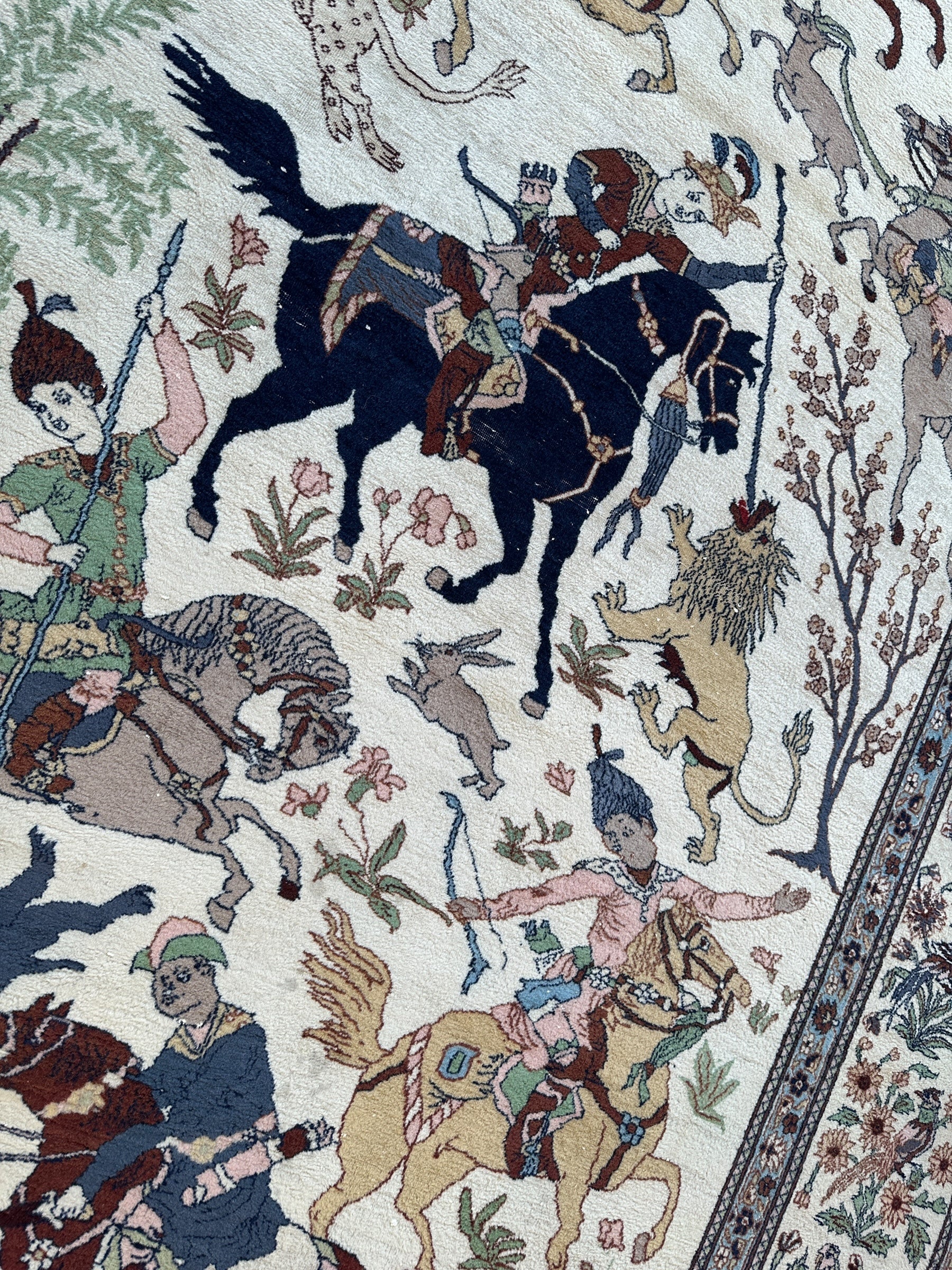 Hand-Knotted Lahore Hunting Scene Wool Rug – 8’ x 11’3” – Vintage 1950s Persian-Style Masterpiece